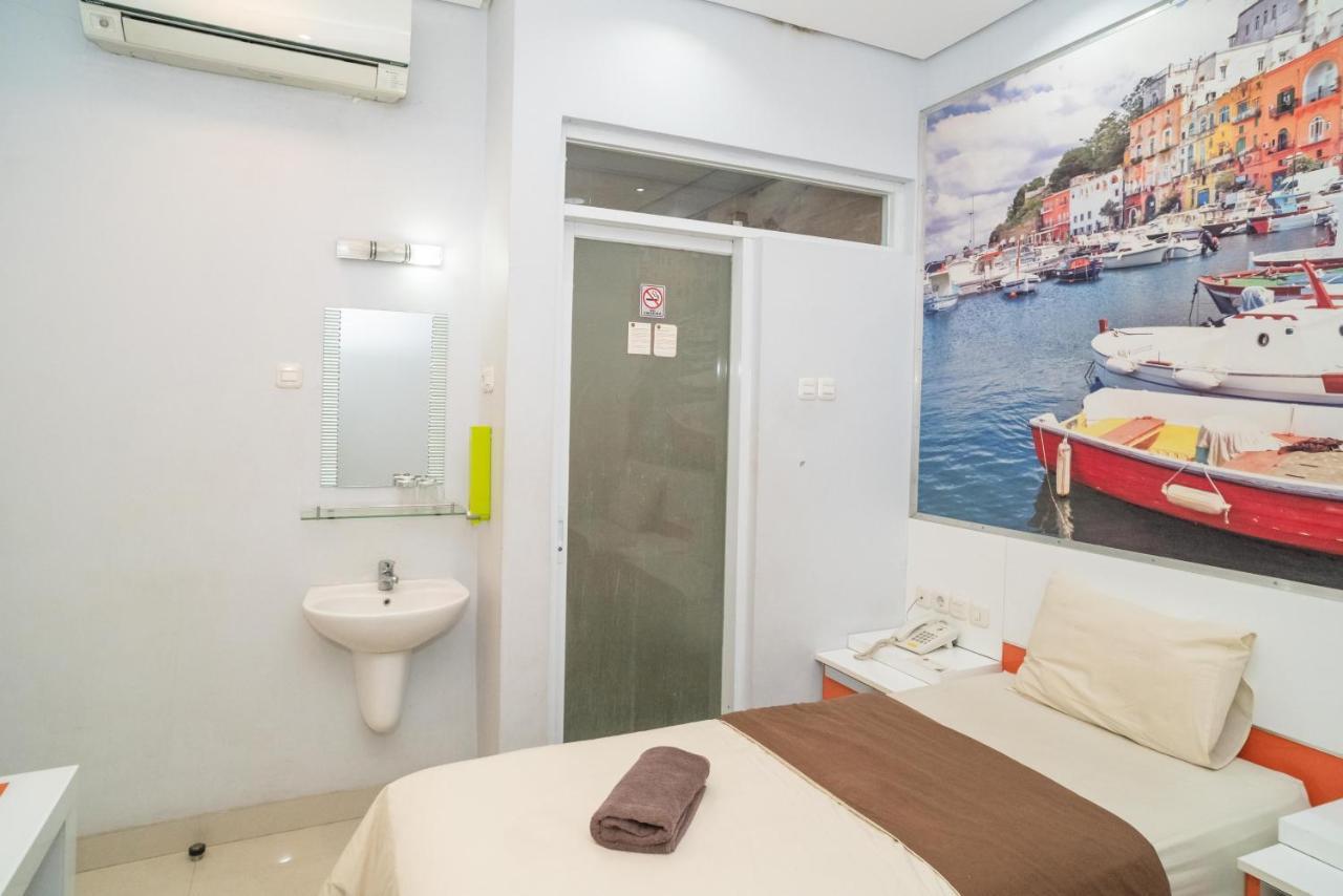 Reddoorz At Tirta Mansion Paramount Gading Cicayur Eksteriør billede